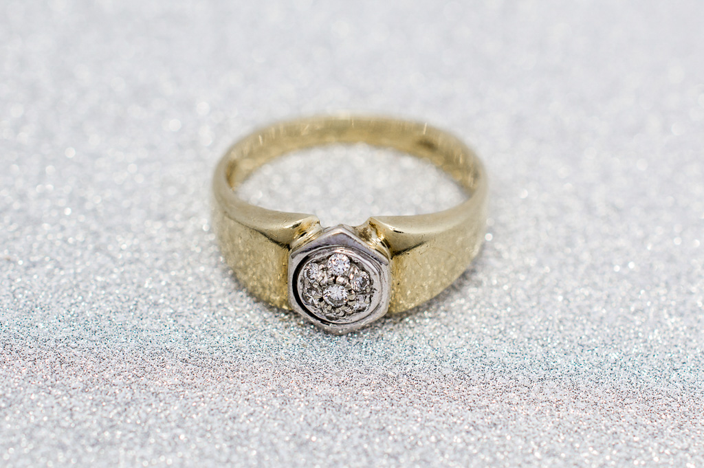 Zlatý prsten s brilianty, vel.55